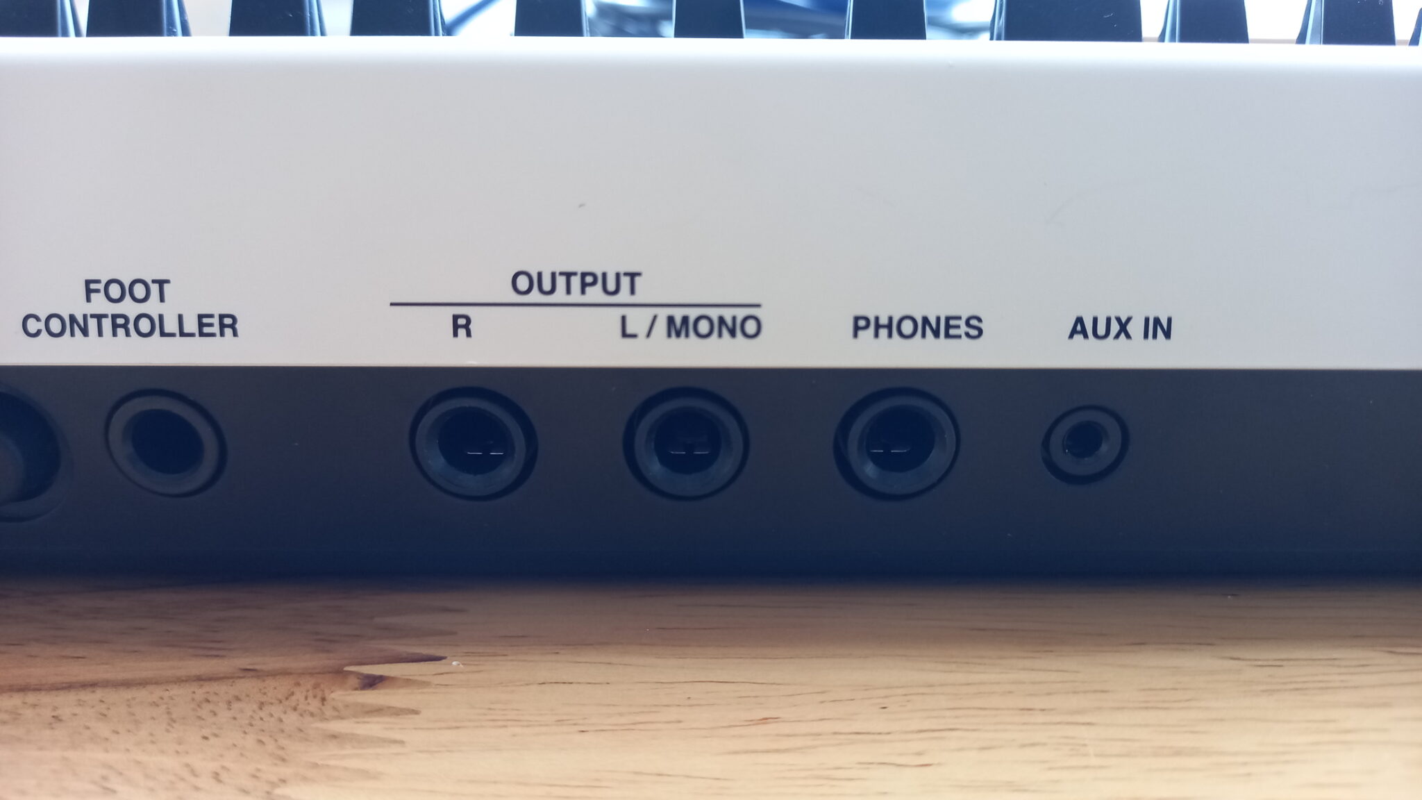 5 Ways To Connect a Synthesizer To a Computer Round Table Audio