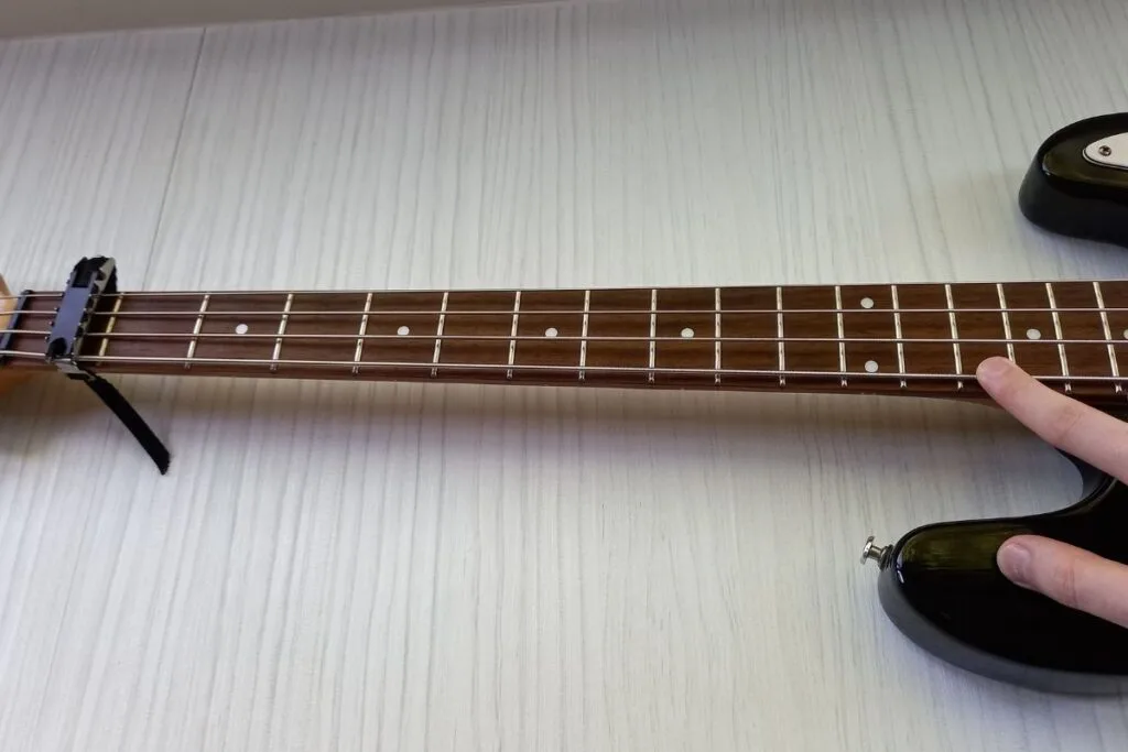 Setting bass guitar intonation