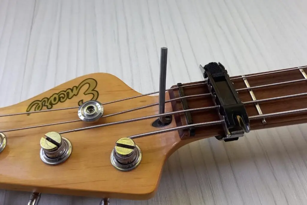 Setting bass guitar intonation