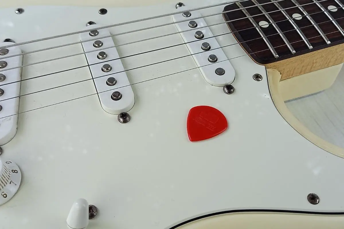 How to use a Guitar Pick Ultimate Beginners Guide roundtable audio