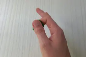 how to hold a guitar pick